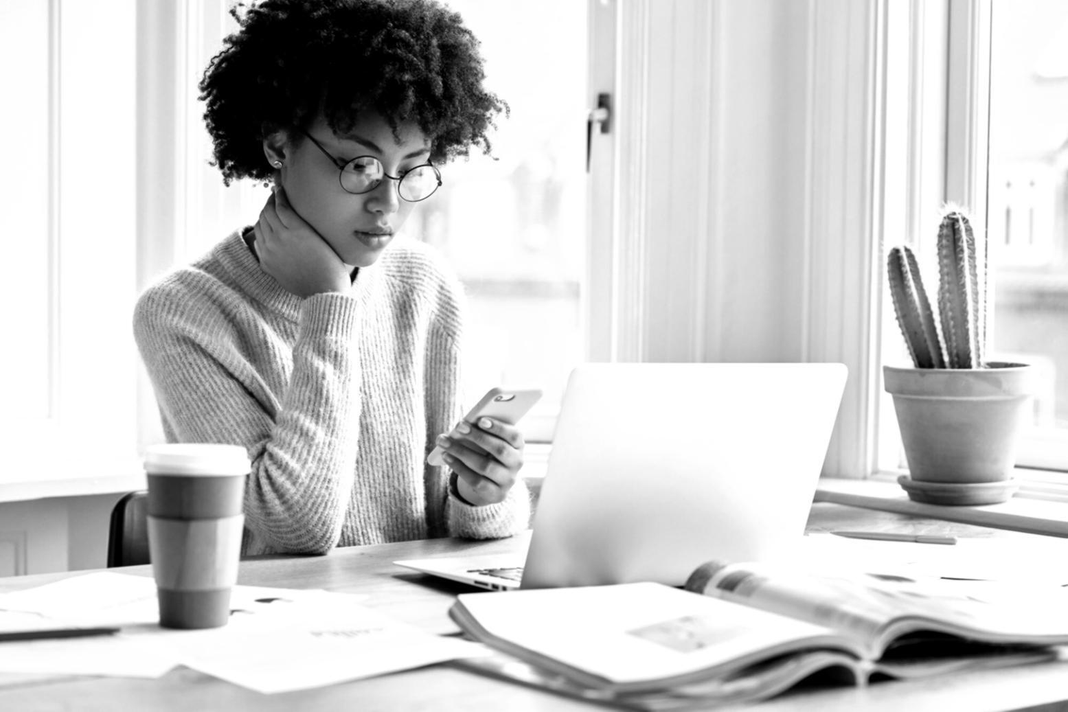 Arbeitsplatz mit Finanzunterlagen und Tablet