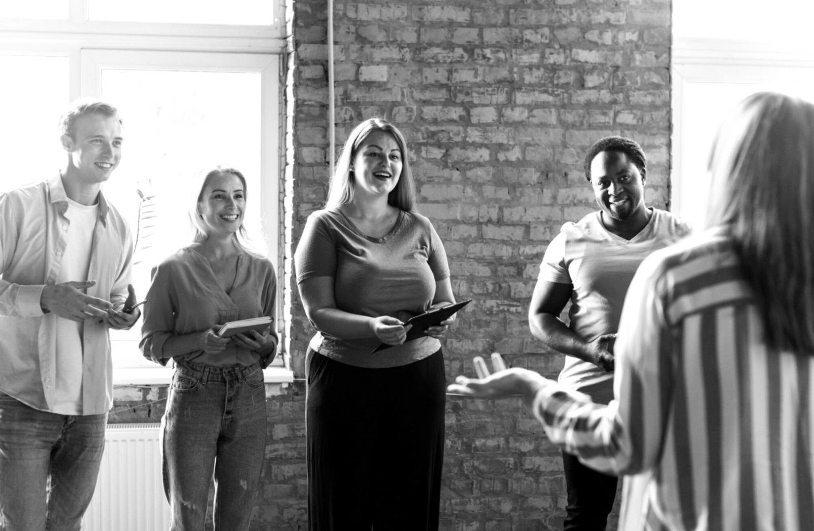 Arbeitsplatz mit Finanzunterlagen und Notizen